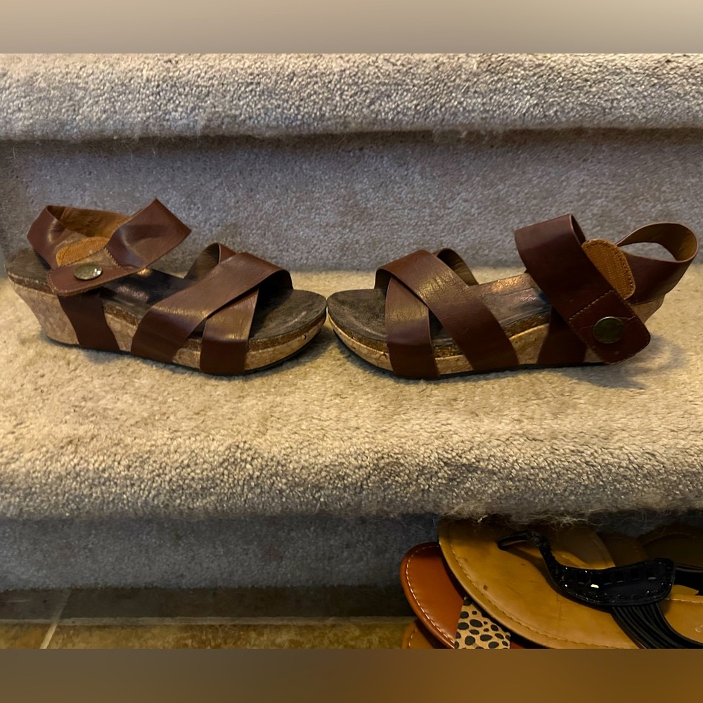 Woman’s size 8 wedges - never worn